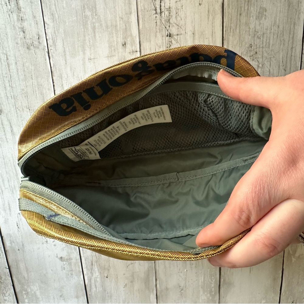 NEW WITH TAGS PATAGONIA SMALL CUBE CABIN GOLD COLOR. Stock# goat - Picture 2 of 5